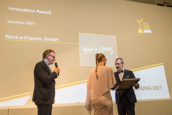 Bild: Martin Sigrist und Maja Guetg gratulieren Stefan Müller von "Rent a Classic" zum "Innovation Award" – Swiss Classic Award 2021