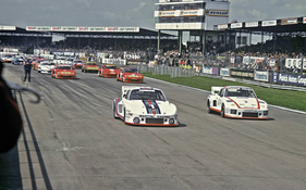 Bild Martini-Porsche 935 auf der Start-Ziel-Geraden