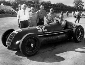 Maserati (1946) - Villoresi mit seiner Crew - sie werden gute Siebte im Indy 500 von 1946 Maserati (1946) - Villoresi mit seiner Crew - sie werden gute Siebte im Indy 500 von 1946