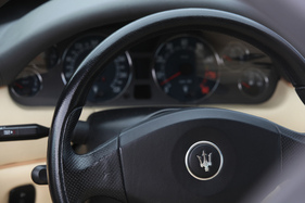Maserati 3200 GT (1999) - an Dreizack-Symbolen herrscht im Innern kein Mangel (1999)