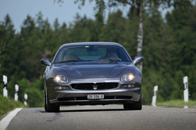 Maserati 3200 GT (1999) - der Dreizack im Kühlergrill ist schon von weit her sichtbar (1999)