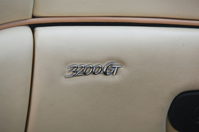 Maserati 3200 GT (1999) - der Hubraum, respektive die Typenbezeichnung ist auch im Innern sichtbar