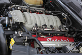 Maserati 3200 GT (1999) - der V8 mit 90 Grad Gabelwinkel ist natülrich längs eingebaut (1999)