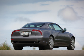 Maserati 3200 GT (1999) - die runden Rückleuchten dominieren das Heck