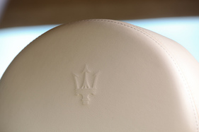 Maserati 3200 GT (1999) - eingeprägter Dreizack in der Kopfstütze