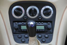 Maserati 3200 GT (1999) - in der MIttelknosle dominieren Bedienungselemente der Konzernmutter Fiat, die Softtouch-Schalter werden im Alter klebrig (1999)