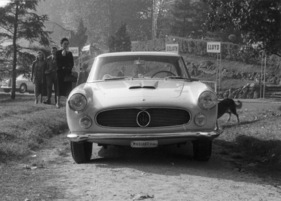 Maserati 3500 GT (1957) - der Testwagen wird in Turin bestaunt und beschnuppert