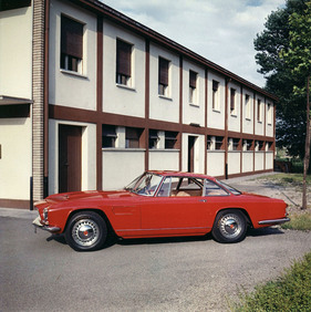 Maserati 3500 GT (1961) Italsuisse von Pietro Frua auf dem Werksgelände der Officine Maserati in der Viale Ciro Menotti 322 in Modena
