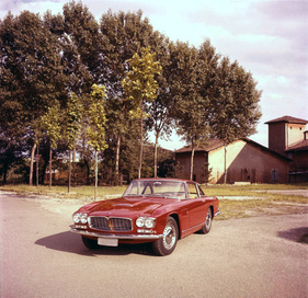 Maserati 3500 GT (1961) Italsuisse von Pietro Frua auf dem Werksgelände der Officine Maserati in der Viale Ciro Menotti 322 in Modena (1961)