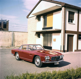 Maserati 3500 GT (1961) Italsuisse von Pietro Frua auf dem Werksgelände der Officine Maserati in der Viale Ciro Menotti 322 in Modena