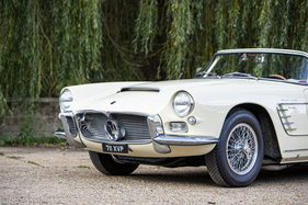 Maserati 3500 GT Spider Frua (1958) – Das Motiv der leicht zurückversetzten Scheinwerfer fand sich auch am Renault Floride