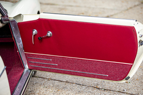 Maserati 3500 GT Spider Frua (1958) – Schlichte Türverkleidung ohne Armlehne, aber mit Fussleisten