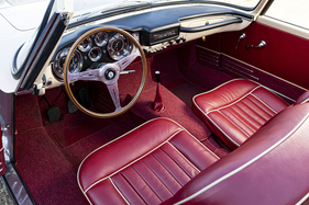 Maserati 3500 GT Spider Frua (1958) – Schwarz, weiss und rot – ein Interieur wie Stracciatella-Eis mit Himbeersosse