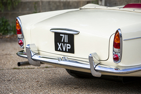 Maserati 3500 GT Spider Frua (1958) – Stossfänger mit Aussparung für das Kofferraumschloss. Der einzelne Auspuff mündet links.