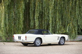 Maserati 3500 GT Spider Frua (1958) – sehr gedrungen wirkendes Verdeck, im Gegensatz zum Interieur in der korrekten Farbe des Ursprungszustands