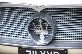 Maserati 3500 GT Spider Frua (1958) – selbst das Oval um den Dreizack weicht leicht von der Serie ab