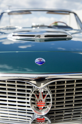 Maserati 3500 GT Vignale Spyder (1960) - Markenzeichen gut sichtbar angebracht