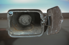 Maserati 5000 GT Frua (1966) - Maserati-Schriftzug auf dem Tankdeckel