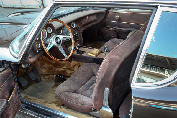 Maserati 5000 GT Frua (1966) - breite, bequeme Sessel, plüschige Teppiche