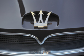 Maserati 5000 GT Frua (1966) - der grosse Dreizack in der Luftöffnung