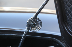 Maserati 5000 GT Frua (1966) - kunstvolle Haubenhalterung