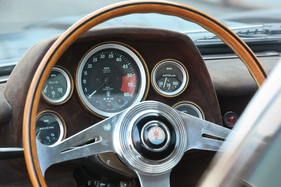 Maserati 5000 GT Frua (1966) - roter Bereich ab 5000 Umdrehungen, Tacho nicht direkt im Blickfeld