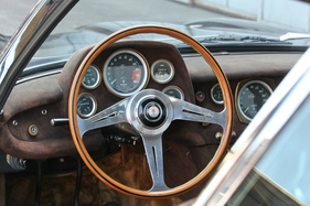 Maserati 5000 GT Frua (1966) - was für den Fahrer wichtig ist, ist hinter dem Lenkrad zu finden, wen interessierte damals schon die gefahrene Geschwindigkeit