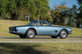 Maserati 5000 GT Touring (1960) - kurzes aber helles Glashaus mit Platz für zwei Personen