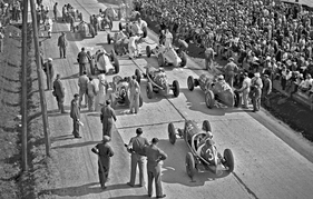 Maserati 8 CM (1934) -  Start zum Grand Prix in Brünn 1935, Start-Nummer 32 jetzt bereits mit Kopfhutze auf dem Tank