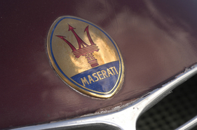 Maserati 8CTF (1939) - Das ikonische Logo mit dem Dreizack.