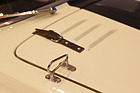 Maserati A6GCS (1954) - _kunstvolle Verschlüsse der Motorhaube (Techno Classica 2013)
