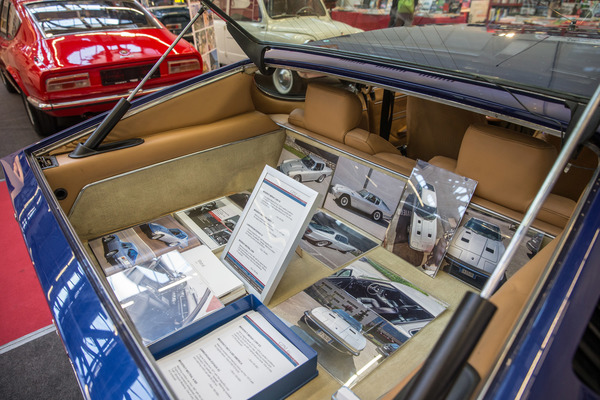 Maserati-Automobilia im Kofferraum eines Lamborghini Espada - Retro Classics Stuttgart 2017