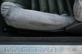 Maserati Biturbo 222 E (1990) - "Maserati"-Schriftzug und Dreizack auf dem Türschweller