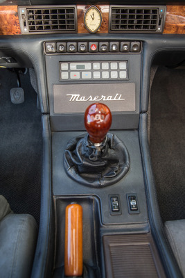 Maserati Biturbo 222 E (1990) - Mittelkonsole mit vielen Knöpfen