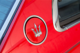 Maserati Biturbo 222 E (1990) - hinter der rechten runden Abdeckung verbirgt sich der Tankstutzen