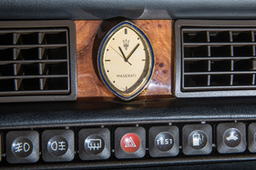 Maserati Biturbo 222 E (1990) - klassische Analoguhr in der Mittelkonsole