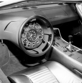 Maserati Boomerang am Genfer Automobilsalon 1972 - Giugario-Konzeptfahrzeug, inzwischen mit Motor und Rundinstrumenten im Interieur