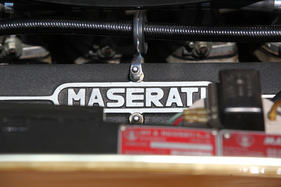 Maserati Ghibli 4700 (1968) - grosser Maserati-Schriftzug auf dem Zylinderkopf (1968)