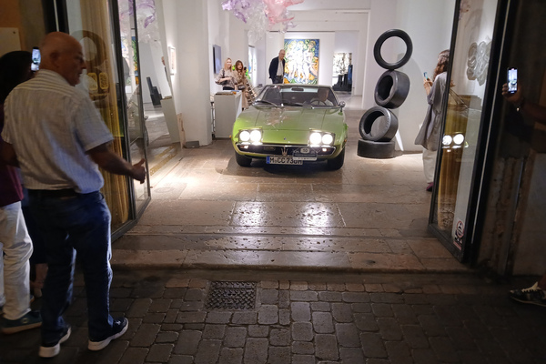 Image: Maserati Ghibli SS in the art gallery - Mallorca Car Week 2025