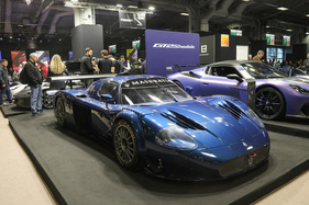 Maserati MC12 Corsa (2005) – V12, 5999 cm3, 756 PS, 740 Nm, 330 km/h, 0-100 km/h in 3 Sekunden, 1150 kg – Rétromobile Paris 2025