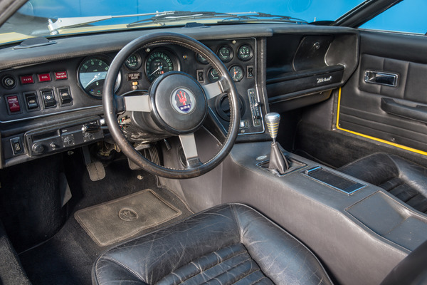 Maserati Merak SS (1977) - das Radio ist links von der Lenksäule untergebracht