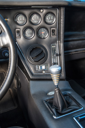 Maserati Merak SS (1977) - hoher Getriebetunnel, der eigentlich nur die Schaltführung beherbergen muss