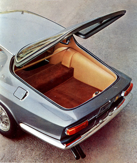 Maserati Mistral (1966) - Blick in den Kofferraum, der nur mit einer Querstange von den Sitzen abgegrenzt ist