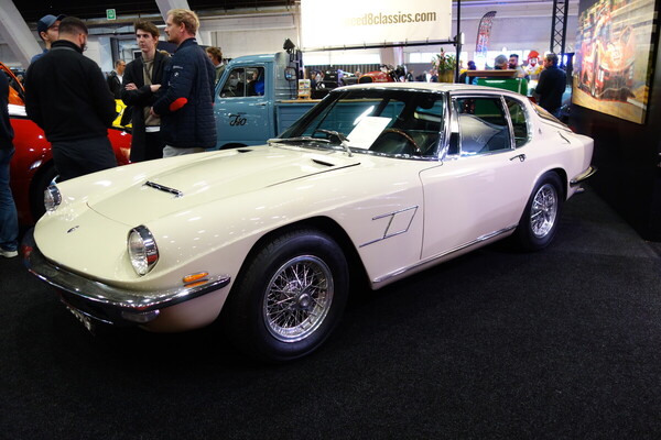 Maserati Mistral (1967) – in Weiss eher ein Schneesturm – Interclassics Classic Car Show Brüssel 2023
