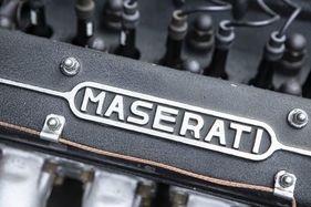 Maserati Mistral Spyder (1964) - der Maserati-Schriftzug auf dem Motor