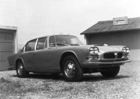 Maserati Quattroporte (1966) - Design von Pietro Frua, die 2. Serie unterscheid sich unter anderem durch Doppelscheinwerfer von der Serie 1