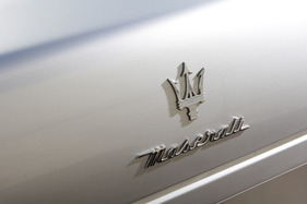 Maserati Quattroporte 3.2i V8 Evolutione (1998) - Maserati-Schriftzug und -Dreizack am Heck