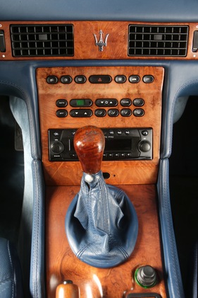 Maserati Quattroporte 3.2i V8 Evolutione (1998) - Mittelkonsole mit vielen Knöpfen