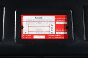Maserati Quattroporte 3.2i V8 Evolutione (1998) - das Typenschild im Innern