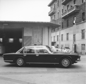 Maserati Quattroporte I (1963) - Abfahrt des zweiten Prototyps (Chassisnr. 107.004) mit Maserati-Mitarbeitern vor dem Studio Tecnico Pietro Frua in Turin